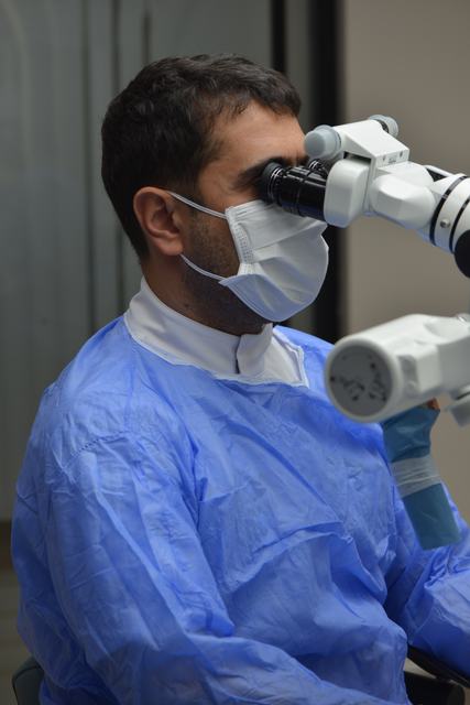 Dr. Ahmet İbrahimoğlu operasyon mikroskobuyla çalışırken